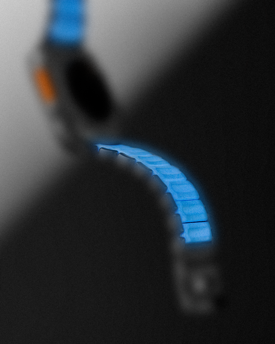 Secure magnetic closure with fine adjustability for a perfect fit.