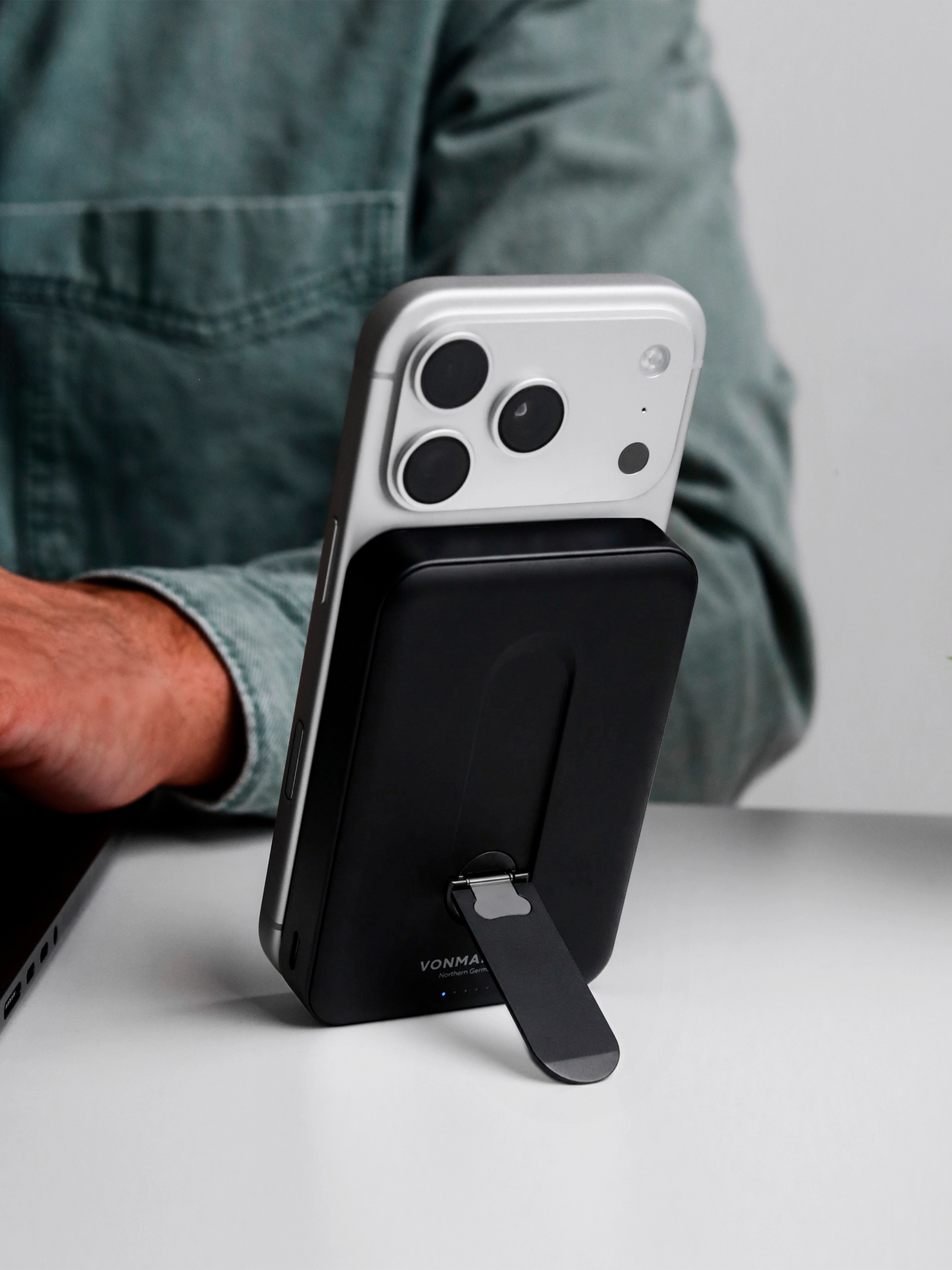 Vonmahlen Evergreen Mag 15W - 10,000 mAh Power Bank with Kickstand - Black