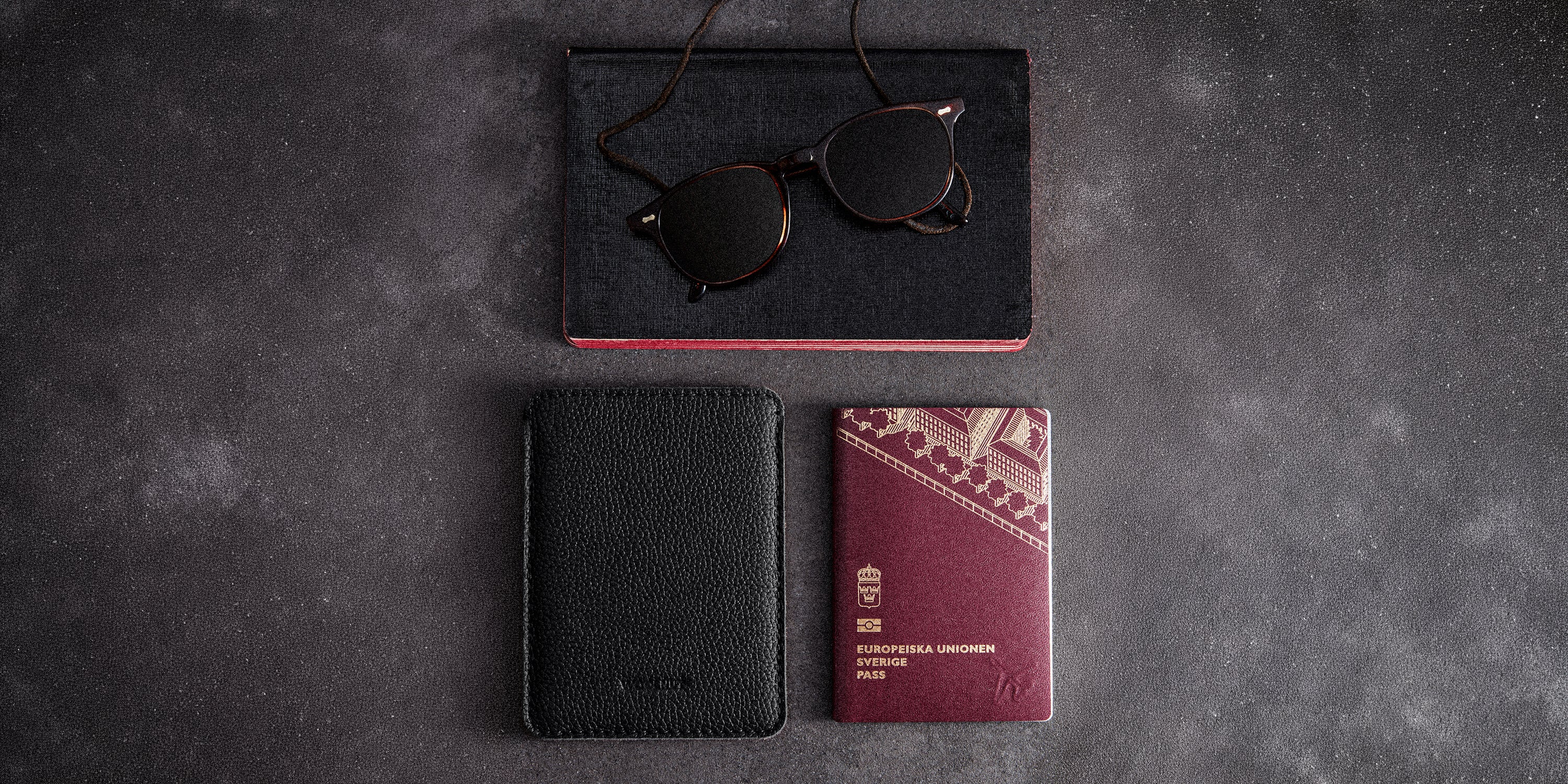 Woolnut Leather Sleeve for Passport - Black